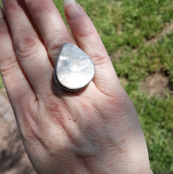 New Mother of Pearl 925 Silver Statement Ring. - Picture 4 of 9